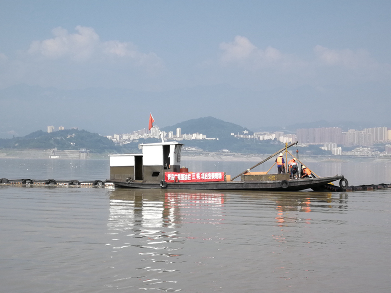 长江三峡围油栏安装现场