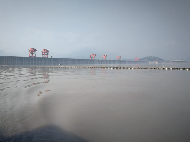 长江三峡围油栏安装现场